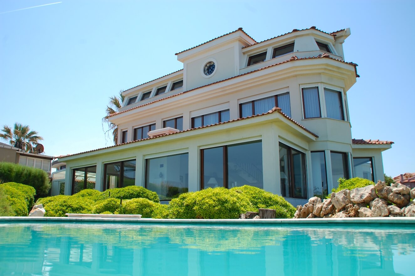 İzmir'de Satılık Lüks Denize Sıfır Villa