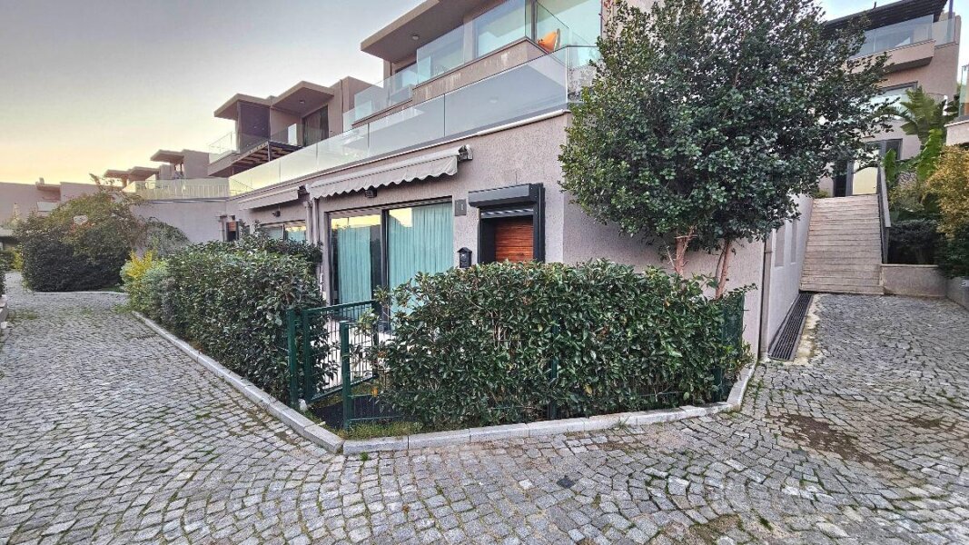 Luxury garden apartment